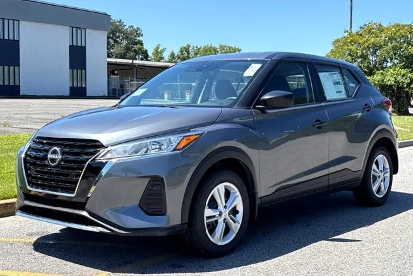 2025 Nissan Kicks Play S photo 1