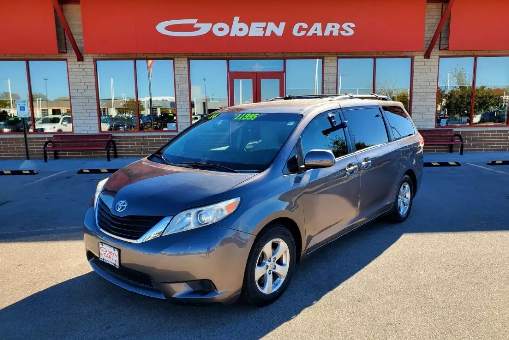 2014 Toyota Sienna LE photo 1