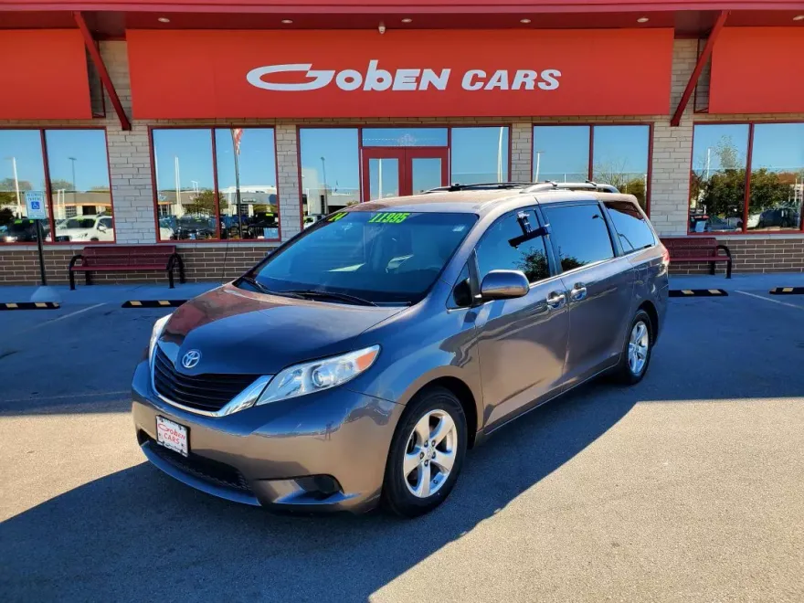 2014 Toyota Sienna LE photo 1