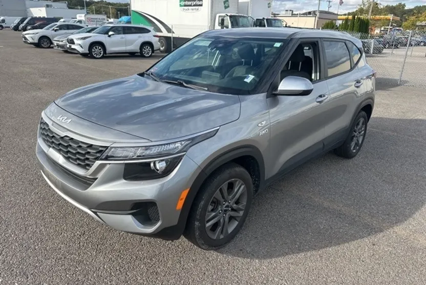 2023 Kia Seltos LX photo 1