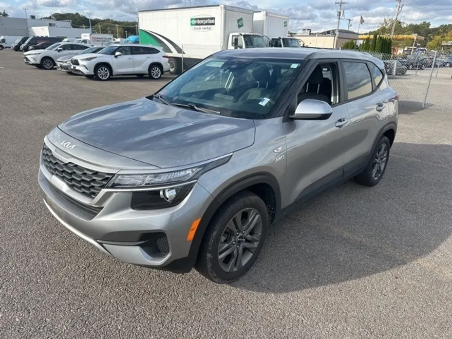 2023 Kia Seltos LX photo 1