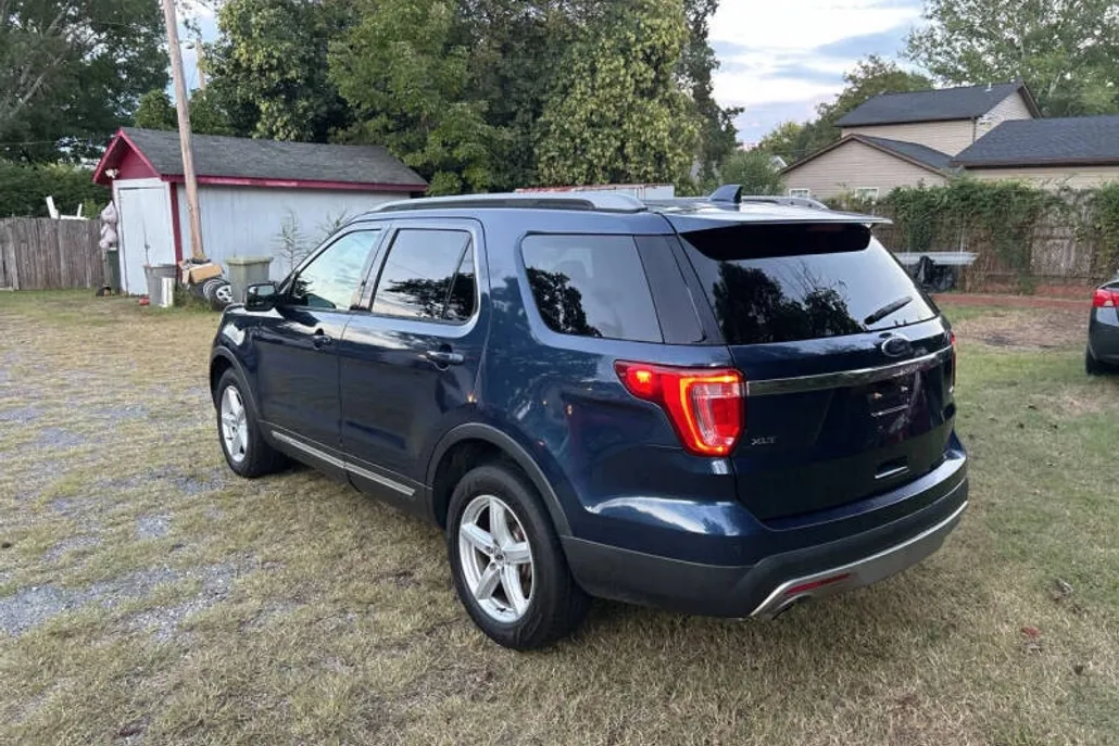 2016 Ford Explorer XLT photo 1