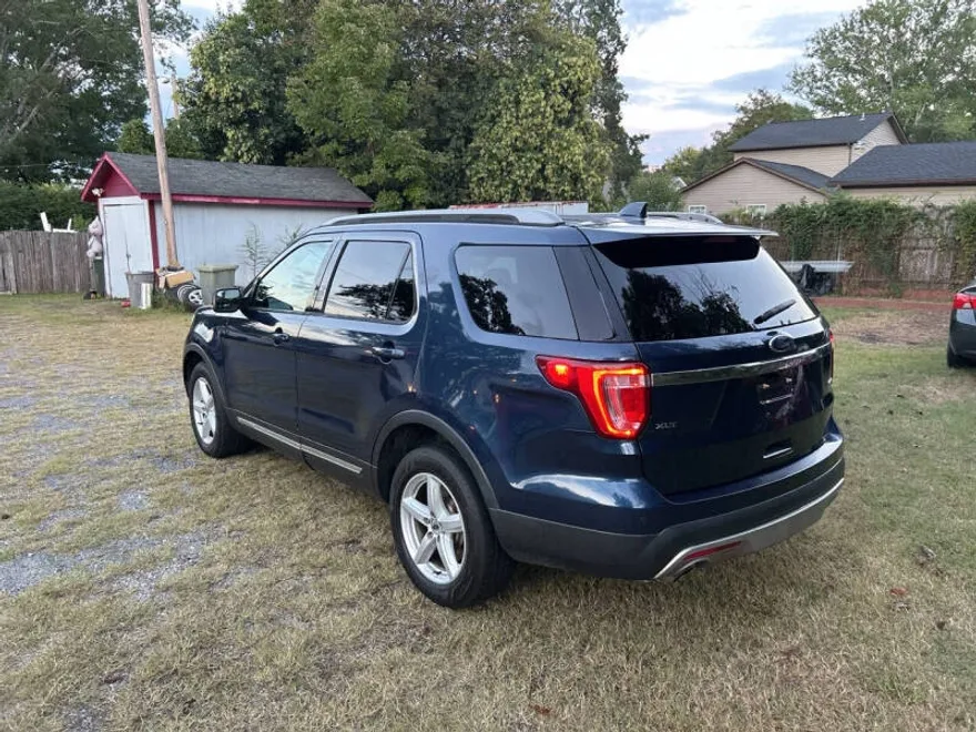 2016 Ford Explorer XLT photo 1