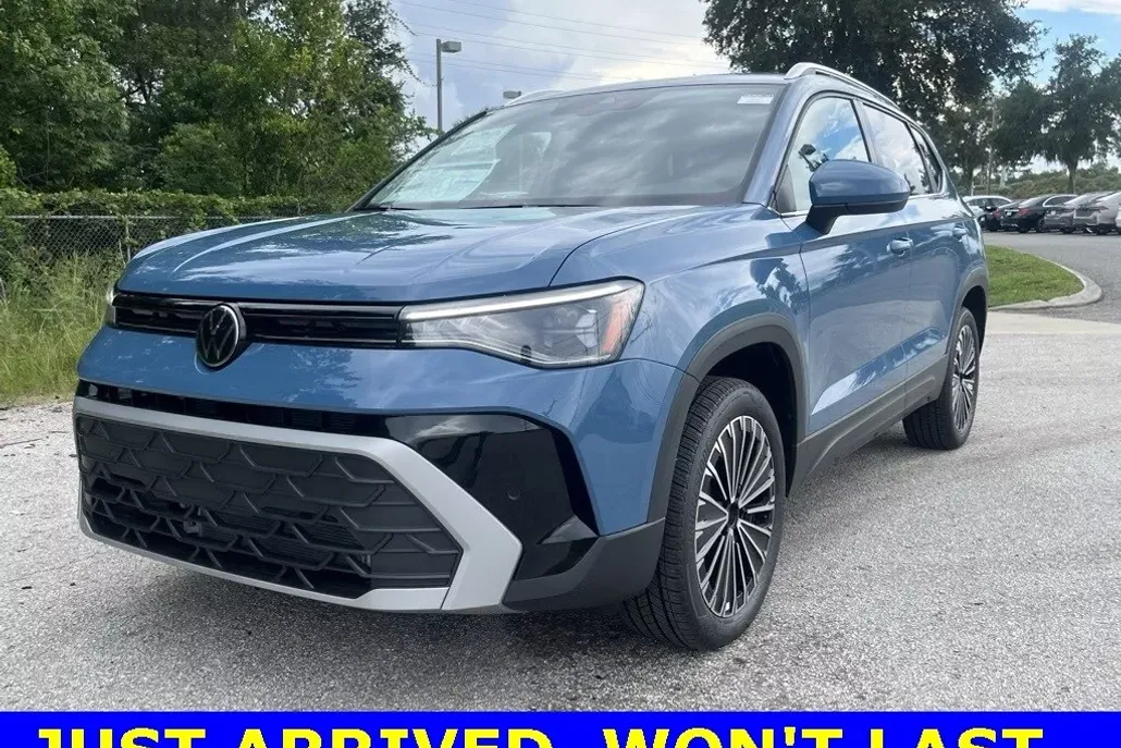 2025 Volkswagen Taos SE photo 1