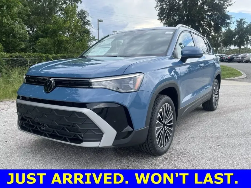 2025 Volkswagen Taos SE photo 1
