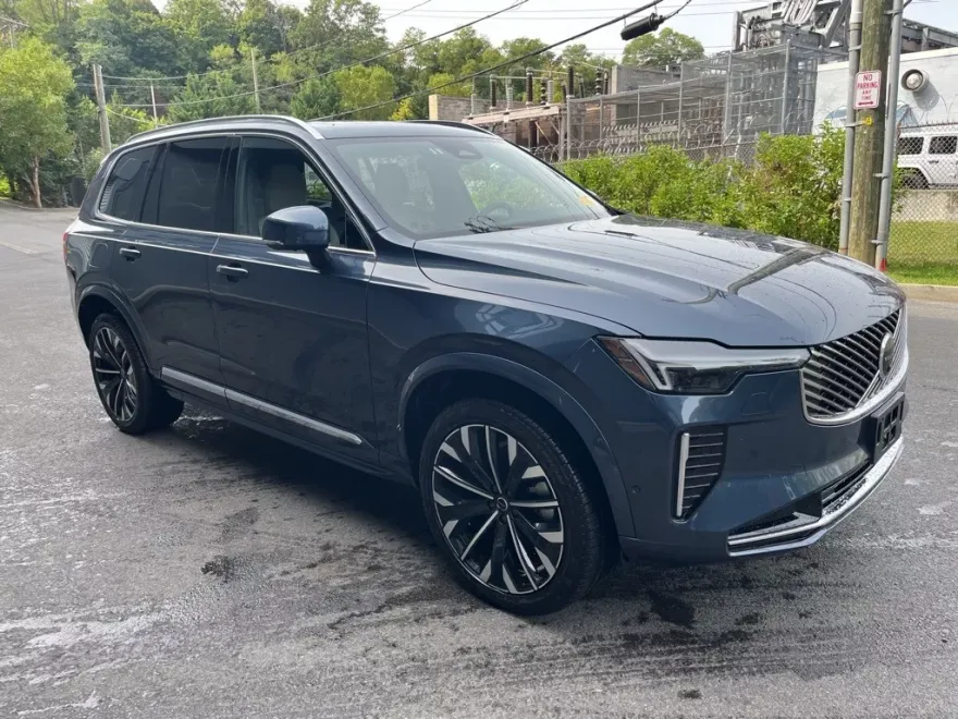 2025 Volvo XC90 Plus photo 1
