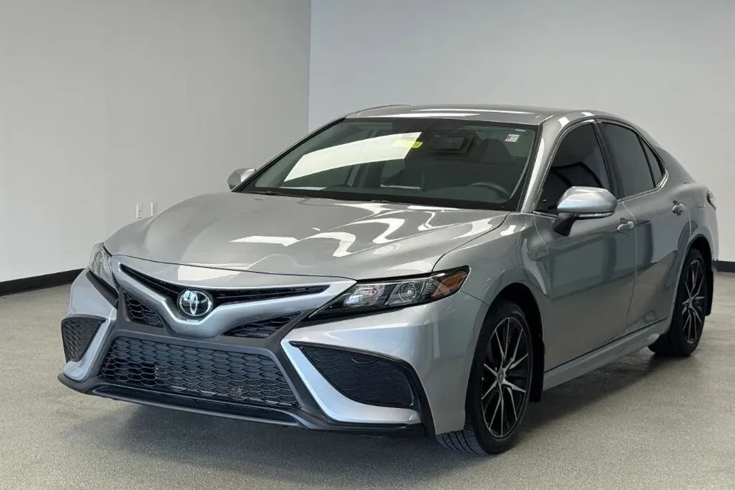 2024 Toyota Camry SE photo 1