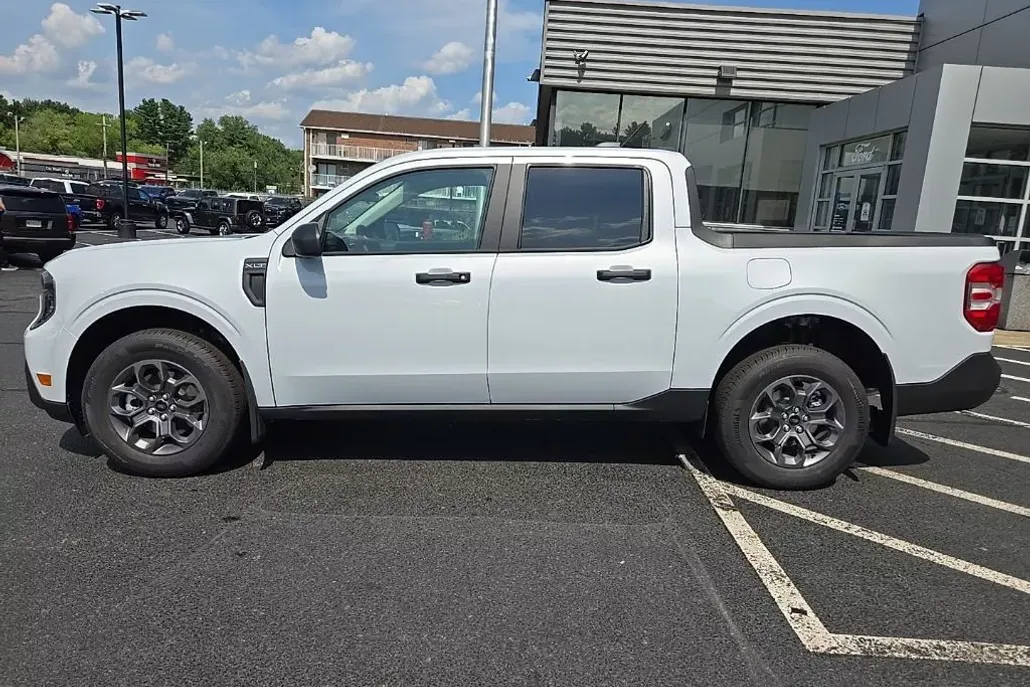 2025 Ford Maverick XLT photo 1