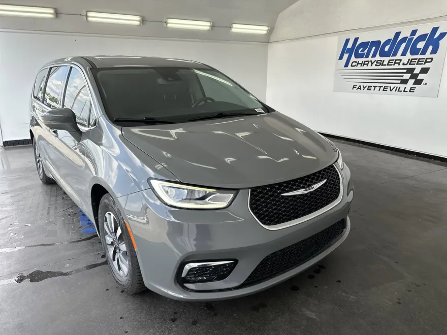 2022 Chrysler Pacifica Hybrid Touring L photo 1