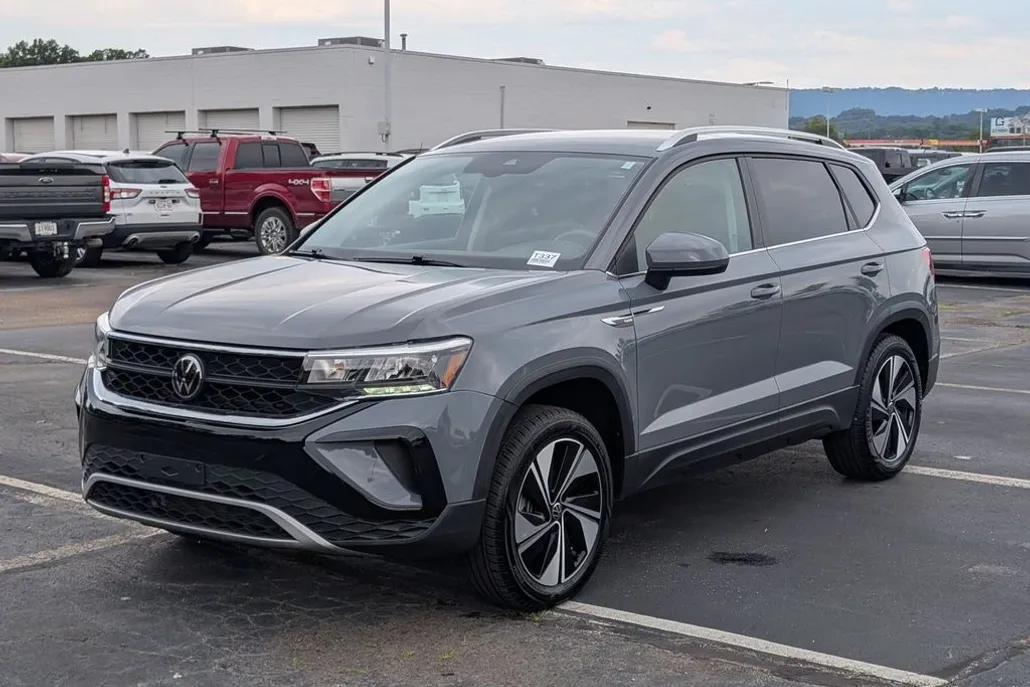 2024 Volkswagen Taos SE photo 1