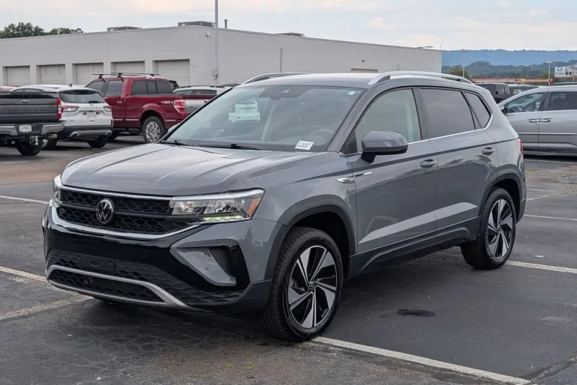2024 Volkswagen Taos SE photo 1