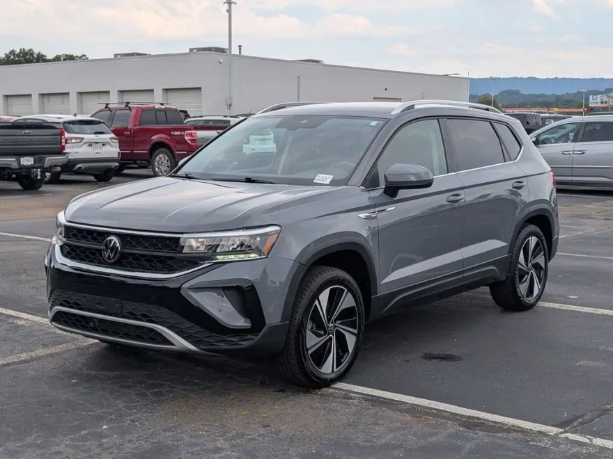 2024 Volkswagen Taos SE photo 1
