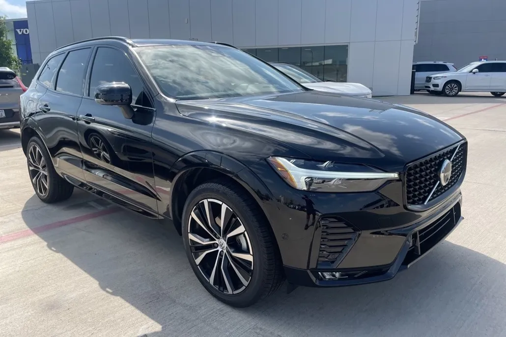 2025 Volvo XC60 B5 Plus photo 1