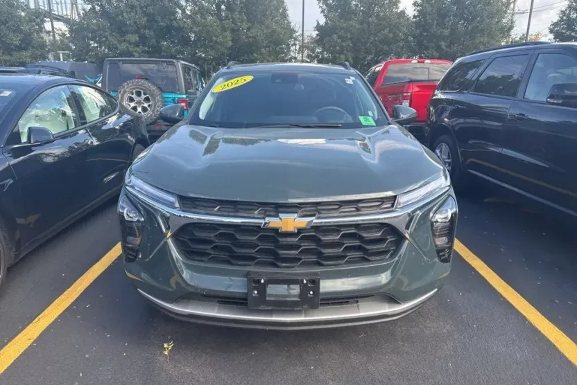 2025 Chevrolet Trax LT photo 1