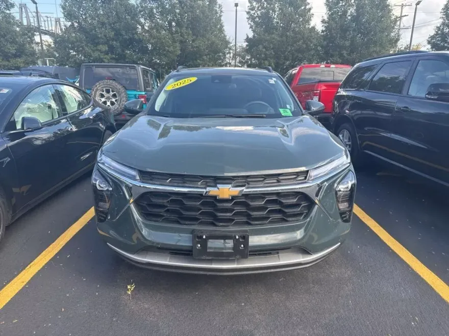 2025 Chevrolet Trax LT photo 1