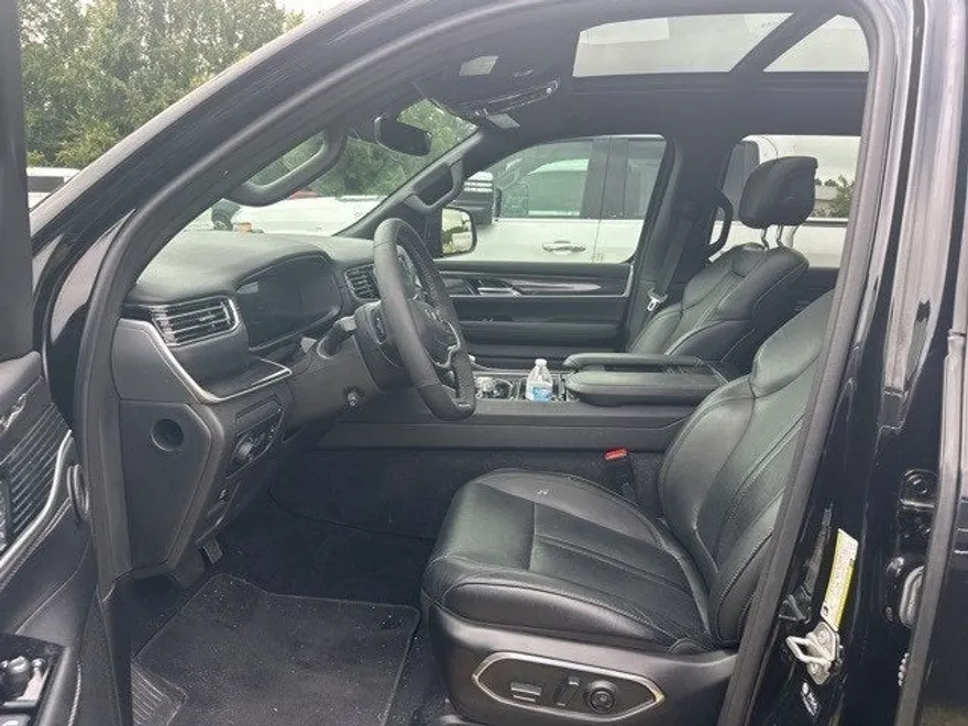 2024 Jeep Wagoneer Base photo 1