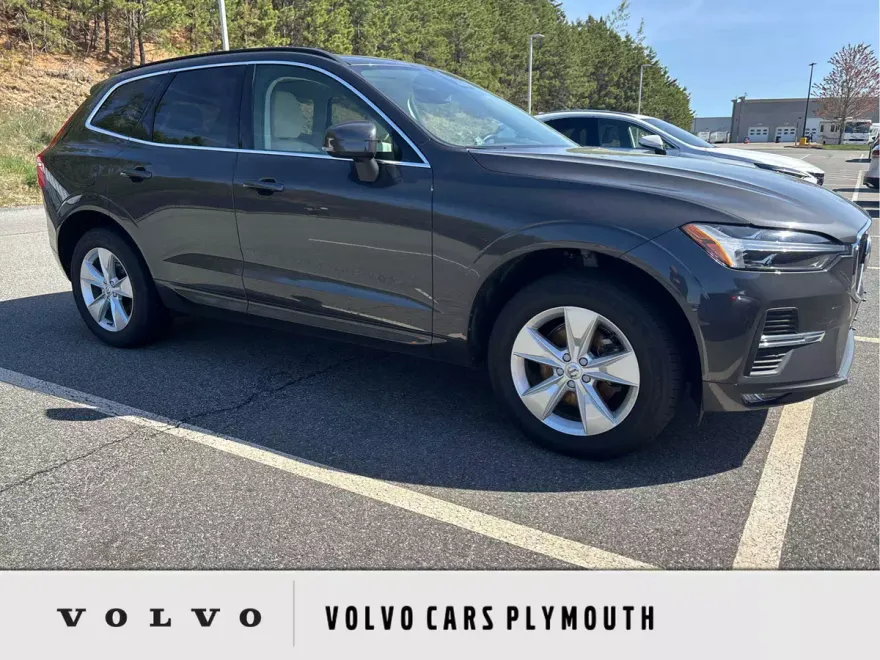 2022 Volvo XC60 B5 Momentum photo 1