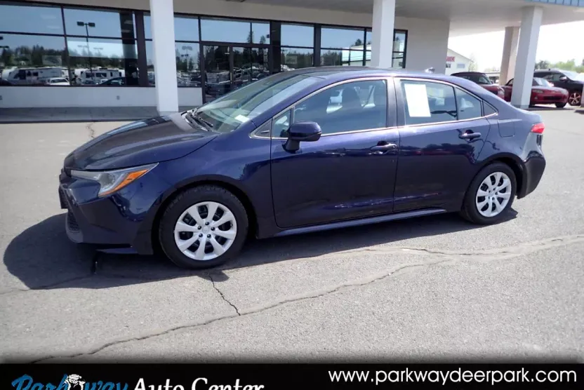 2021 Toyota Corolla LE photo 1