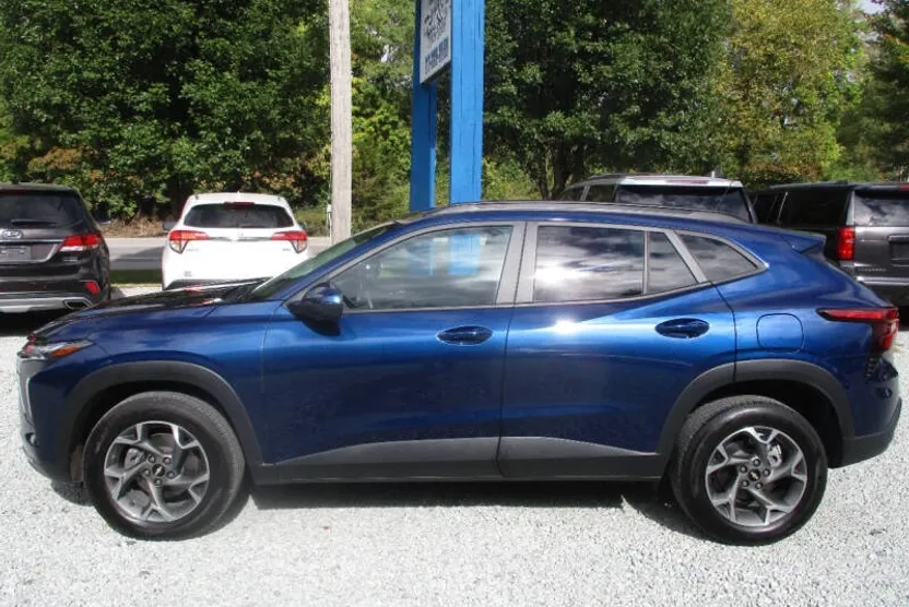 2024 Chevrolet Trax LT photo 1