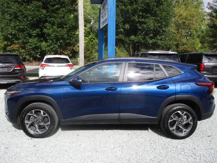 2024 Chevrolet Trax LT photo 1