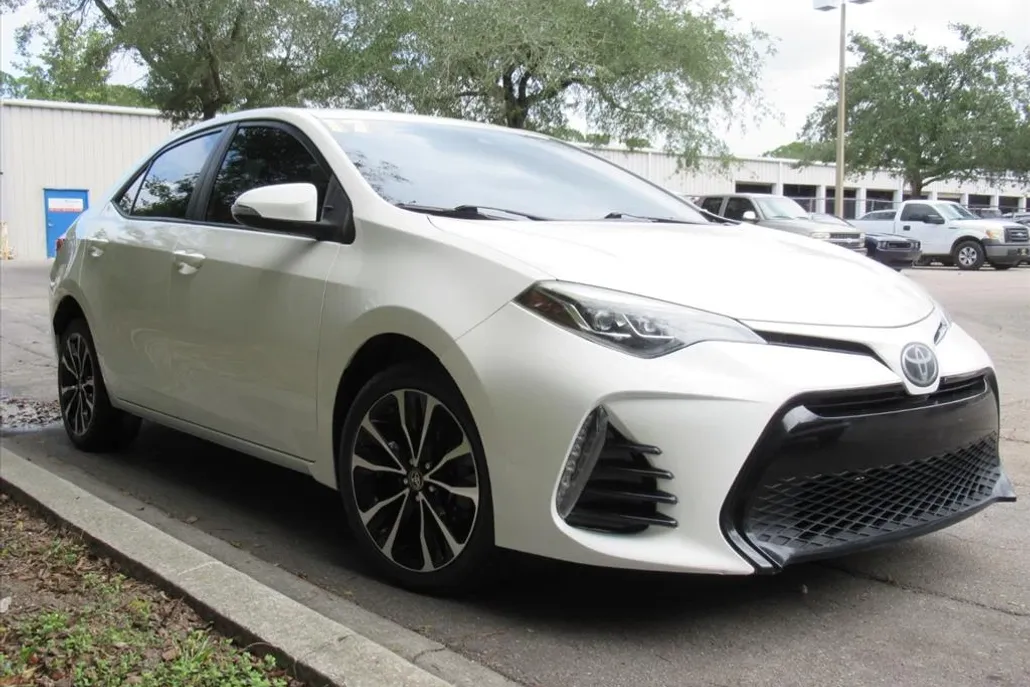 2017 Toyota Corolla SE photo 1