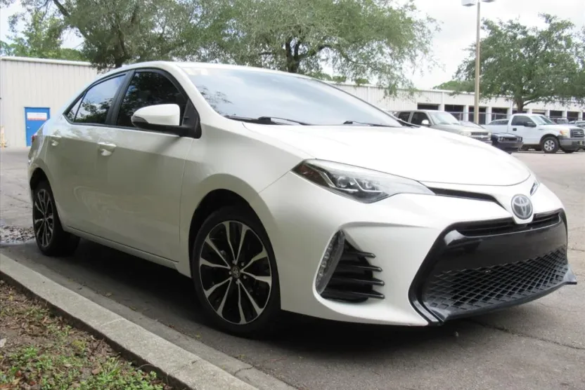 2017 Toyota Corolla SE photo 1