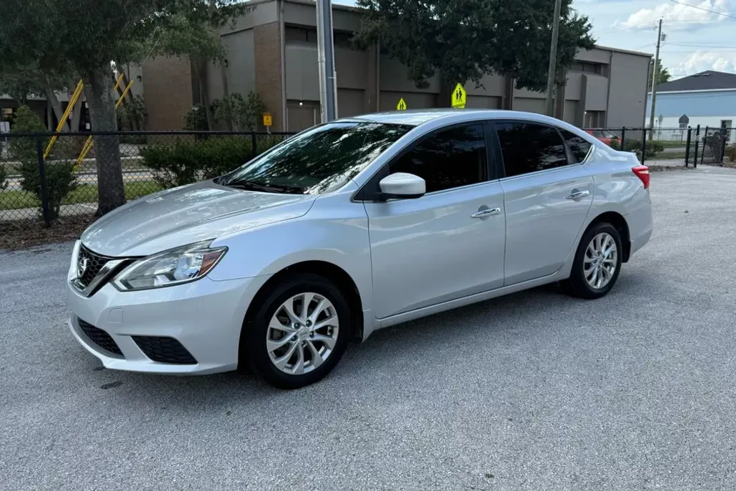 2017 Nissan Sentra photo 1