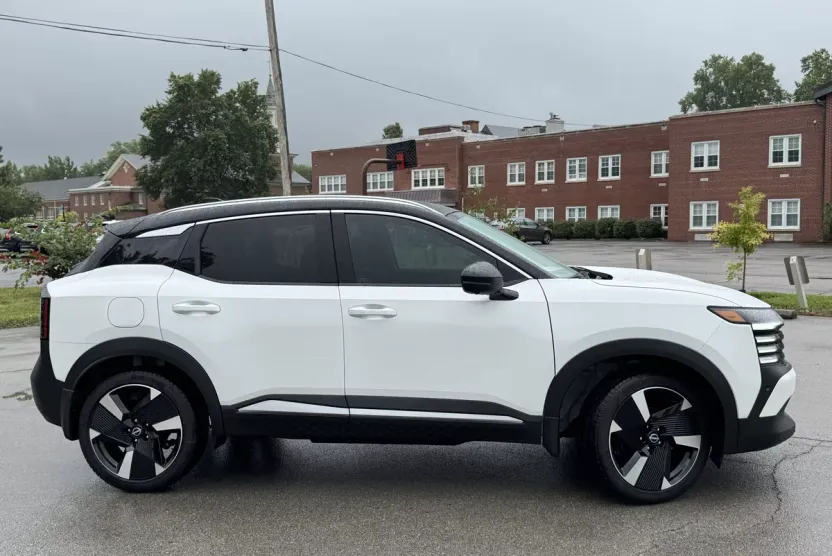 2025 Nissan Kicks SR photo 1