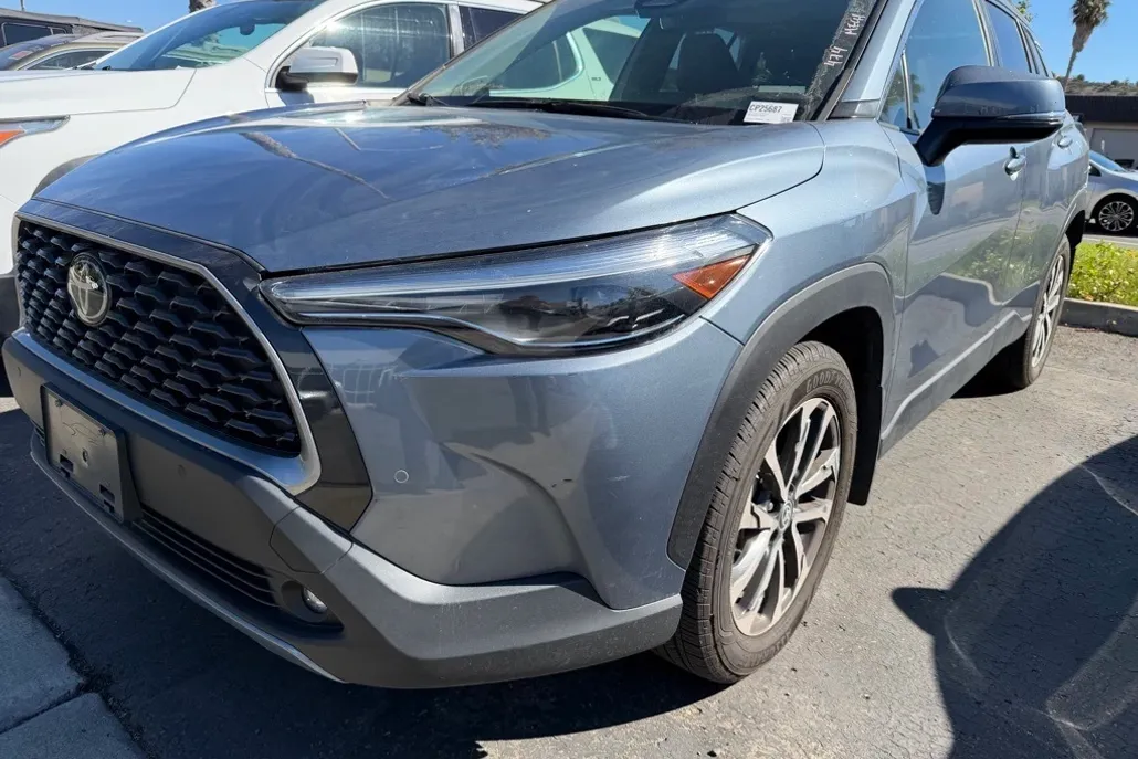 2023 Toyota Corolla Cross XLE photo 1