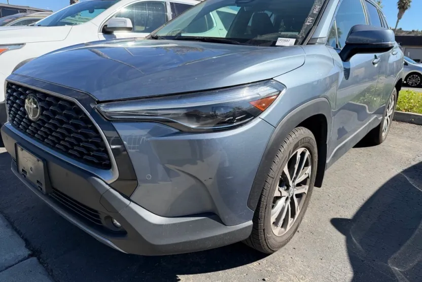 2023 Toyota Corolla Cross XLE photo 1
