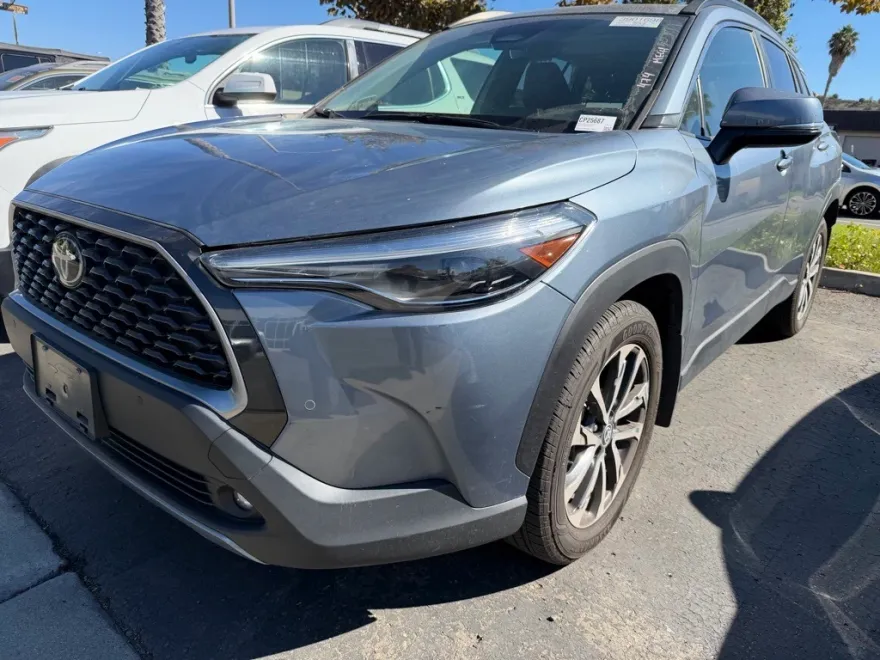2023 Toyota Corolla Cross XLE photo 1