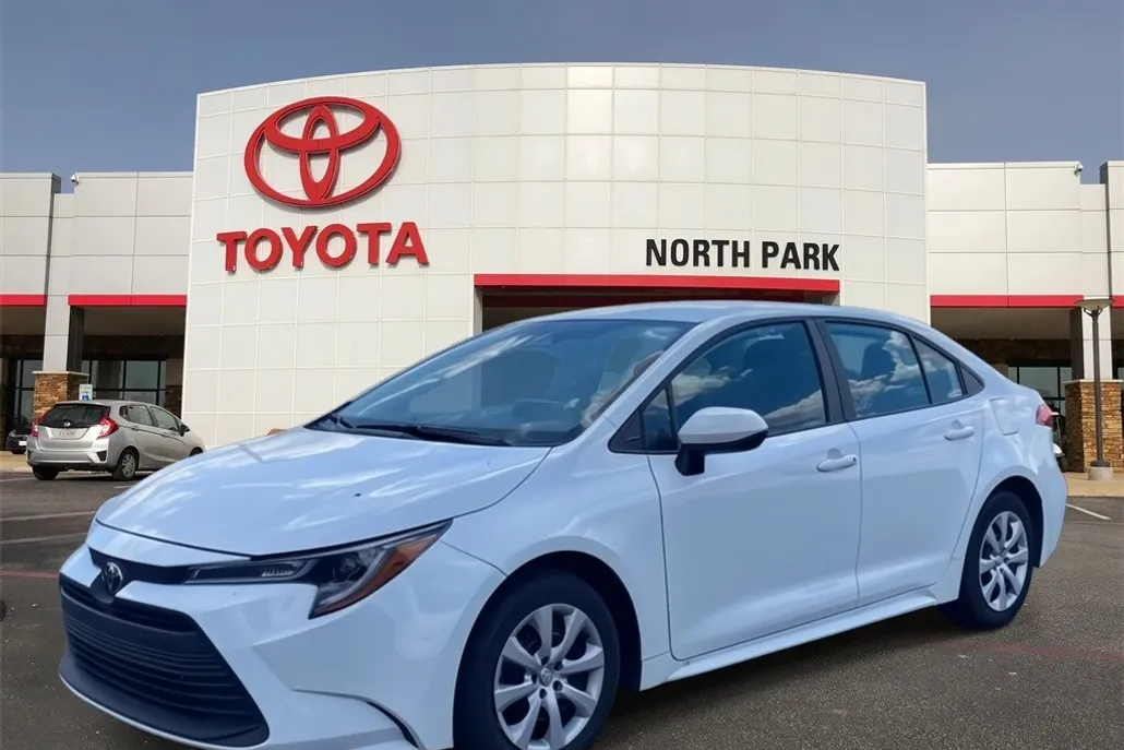 2024 Toyota Corolla LE photo 1