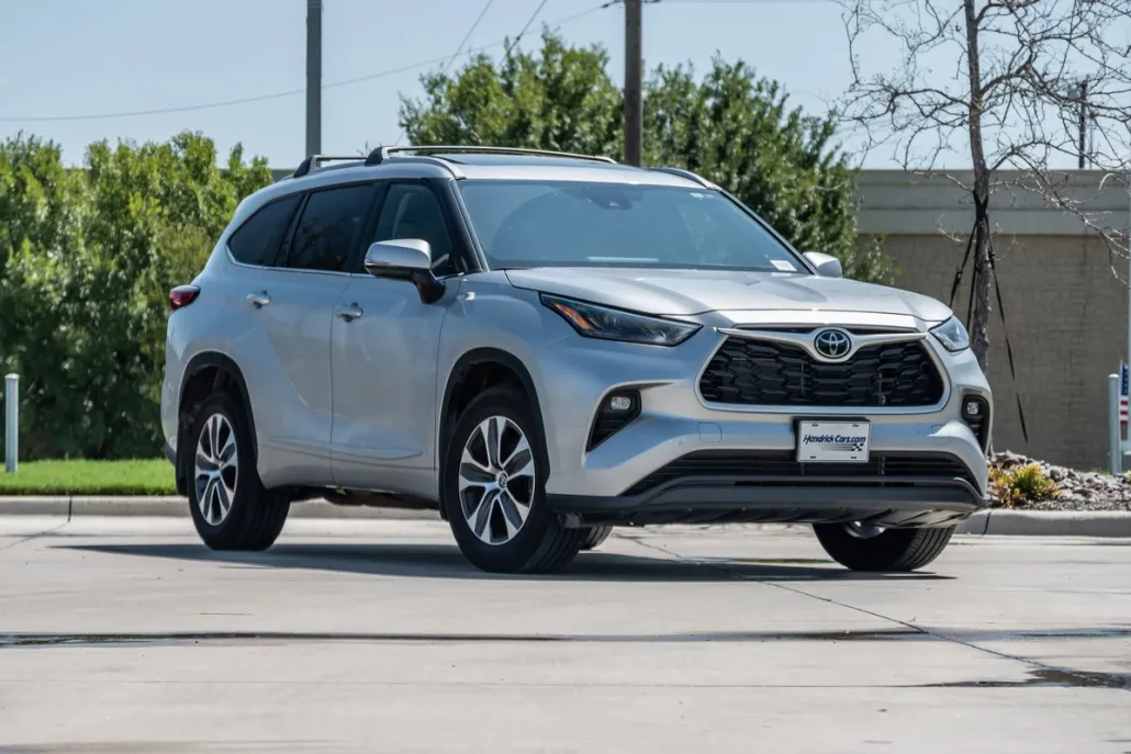 2023 Toyota Highlander XLE photo 1