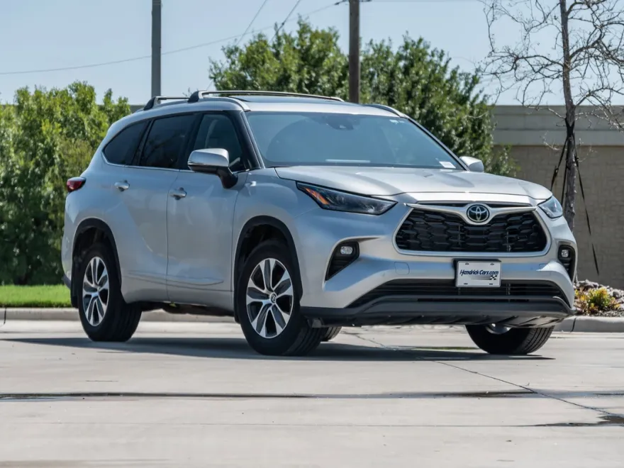 2023 Toyota Highlander XLE photo 1