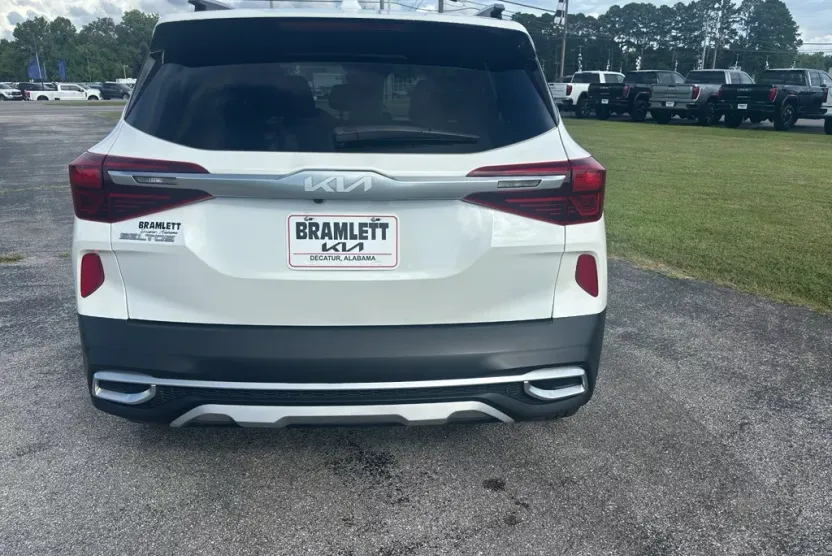 2023 Kia Seltos EX photo 1