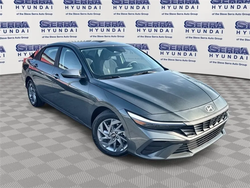 2024 Hyundai Elantra SEL photo 1