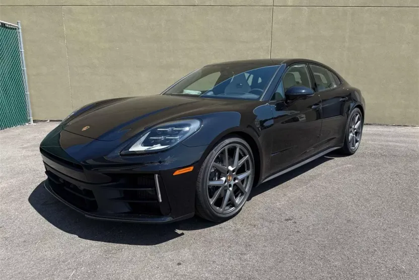 2025 Porsche Panamera 4 photo 1