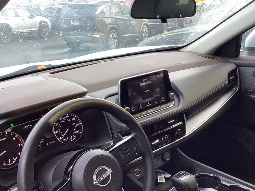 2022 Nissan Rogue SV photo 1