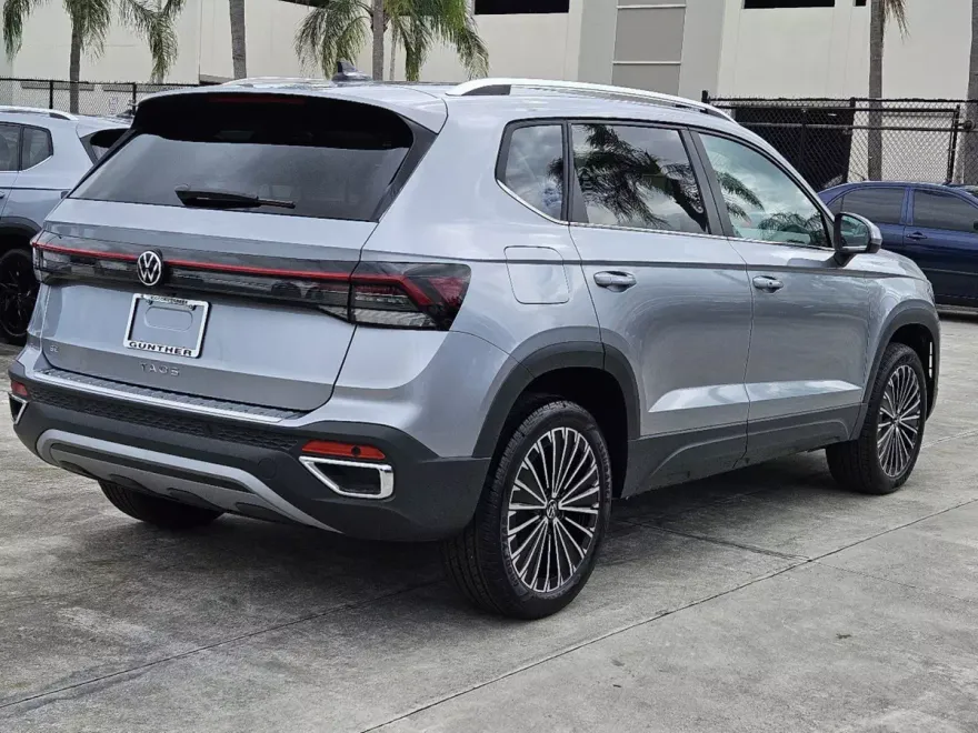 2025 Volkswagen Taos SE photo 1