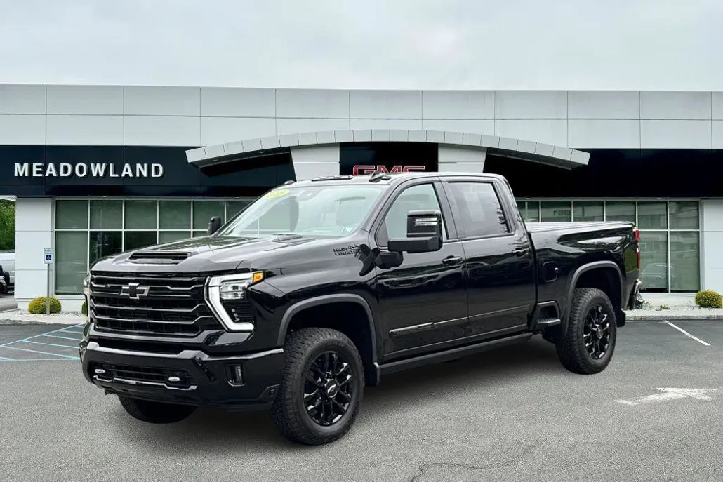 2025 Chevrolet Silverado 3500HD High Country photo 1