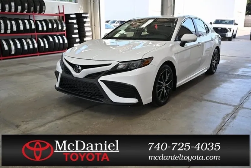 2022 Toyota Camry SE photo 1