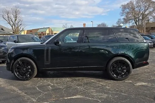 2025 Land Rover Range Rover SE photo 3