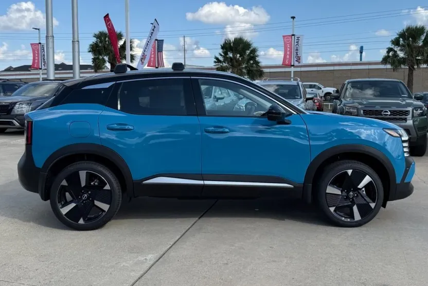 2026 Nissan Kicks SR photo 1
