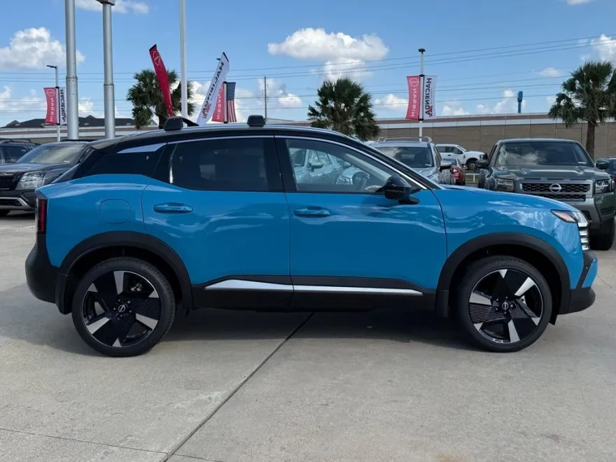 2026 Nissan Kicks SR photo 1