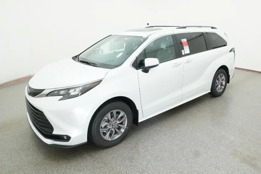 2025 Toyota Sienna XLE photo 1