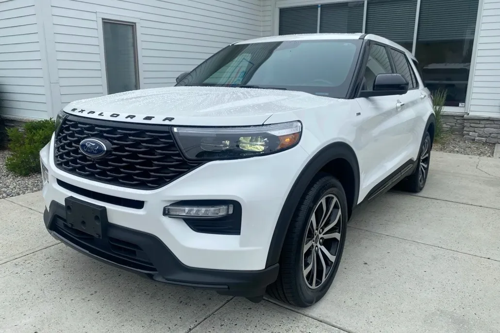2022 Ford Explorer ST-Line photo 1