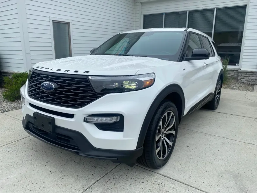 2022 Ford Explorer ST-Line photo 1