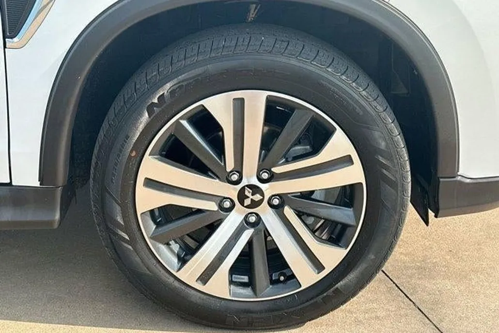 2024 Mitsubishi Outlander Sport SE photo 1