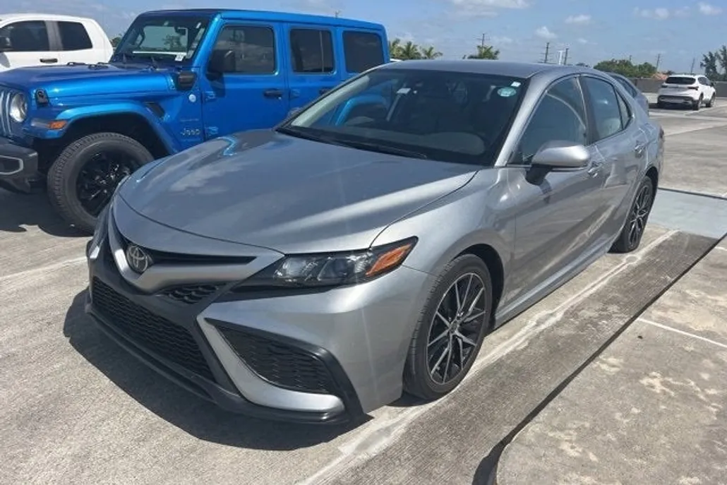2023 Toyota Camry SE photo 1
