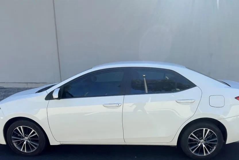 2016 Toyota Corolla LE photo 1